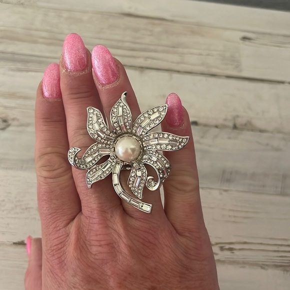 Sparkly Rhinestone Flower Ring. - Picture 2 of 4